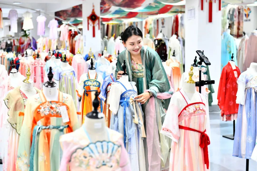 在曹縣安蔡樓鎮(zhèn)有愛云倉漢服基地，女主播在直播推介兒童漢服 郭緒雷 攝